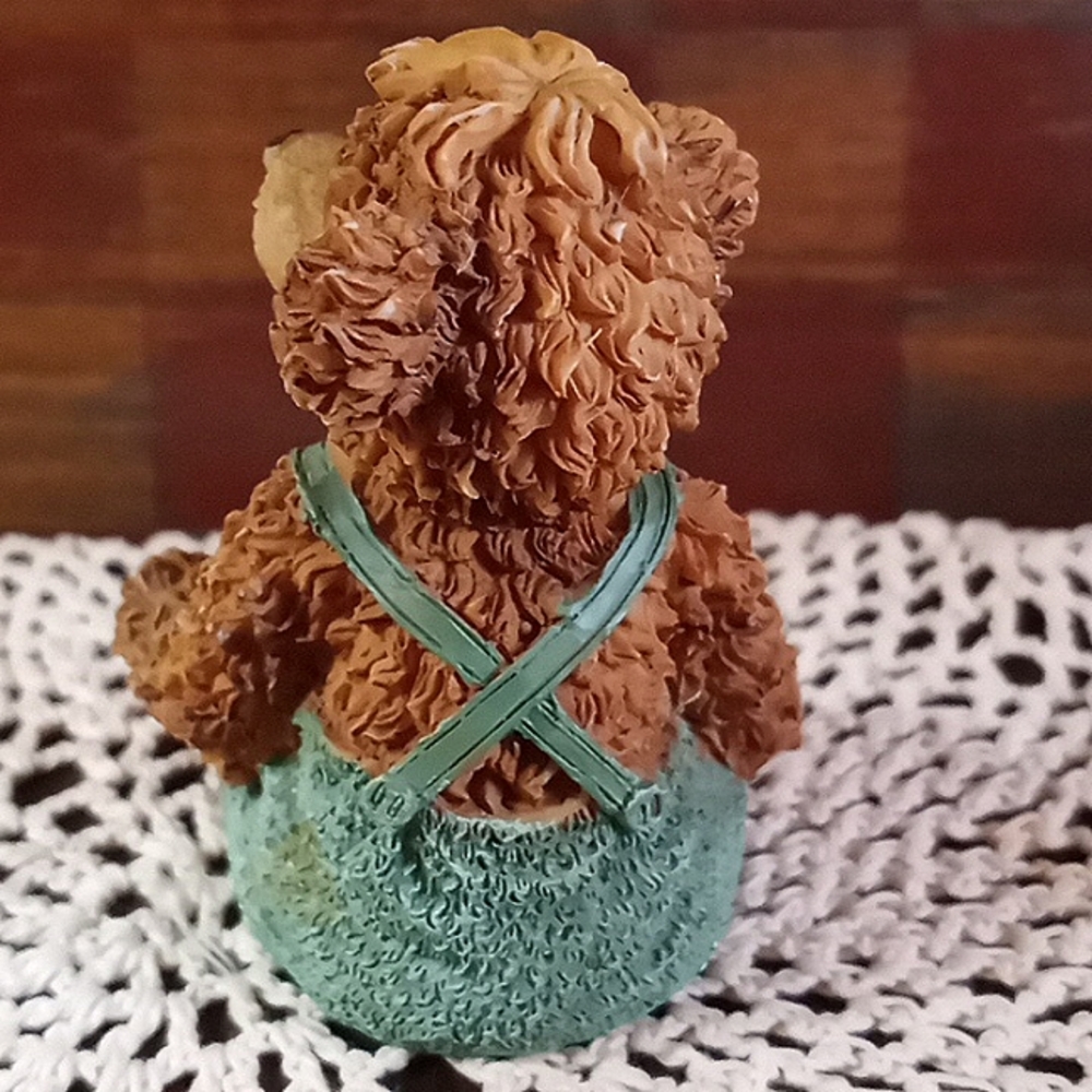 "1990" RESIN TEXTURED TEDDY BEAR WITH GREEN OVERALLS(CH/TP) - Picture 8 of 14
